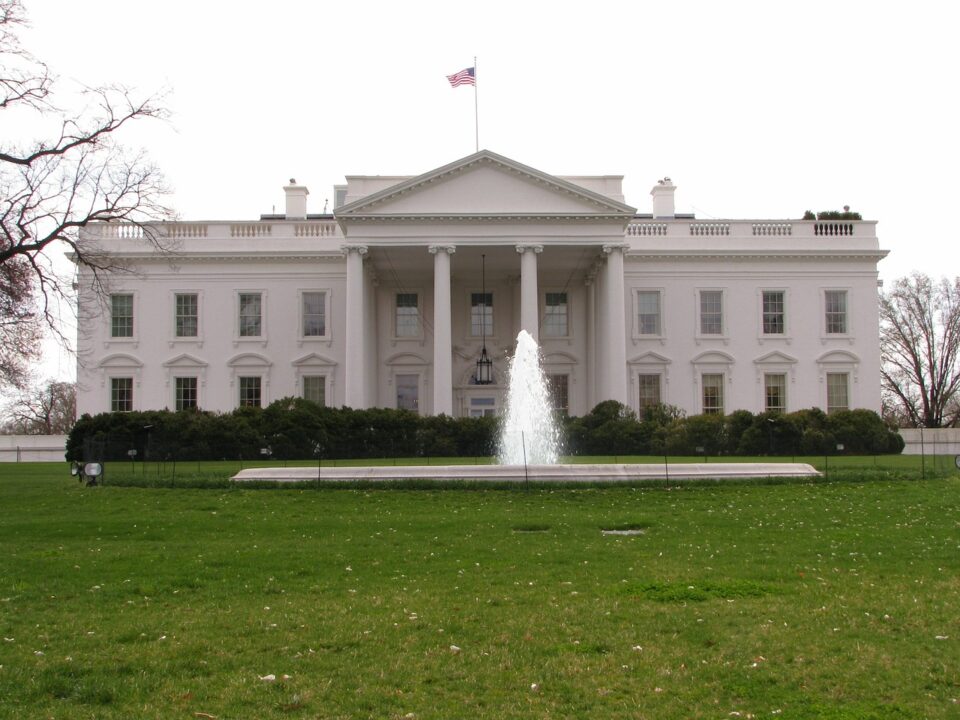 White House with fountain in the foreground